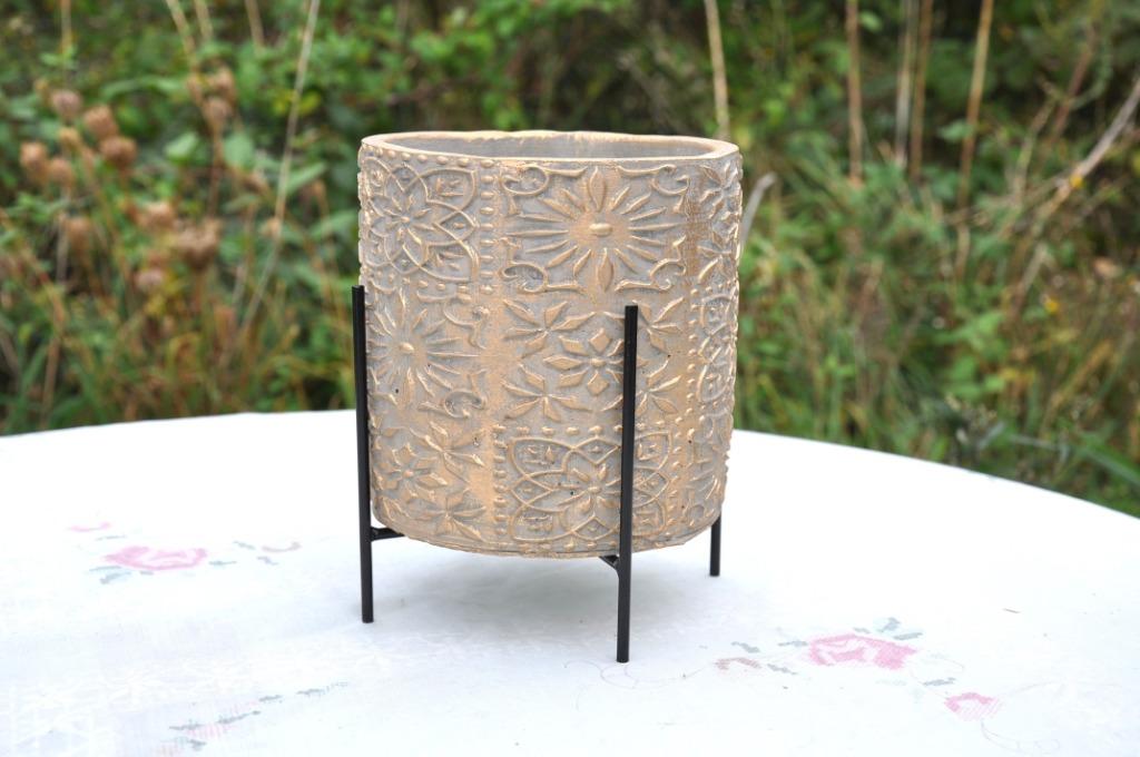 cache pot style beton decor doré pied metal, Jardin & Terrasse, Enlèvement ou Envoi, Rond, Utilisé, Intérieur