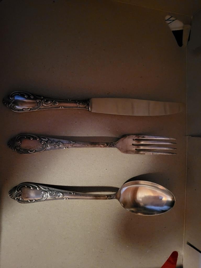 Anciens couverts. Couteaux,  fourchettes, cuillères, Ophalen