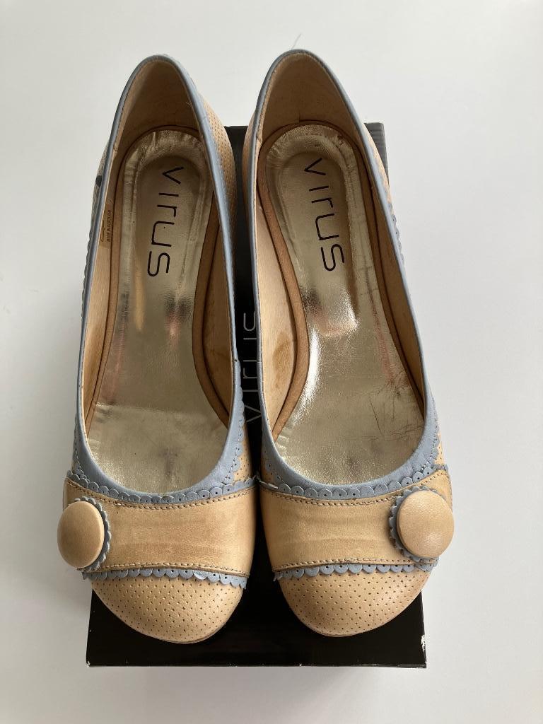 Pump ecru met lichtblauw detail - retro/vintage - 38 - Virus, Kleding | Dames, Pumps, Beige, Ophalen of Verzenden, Virus