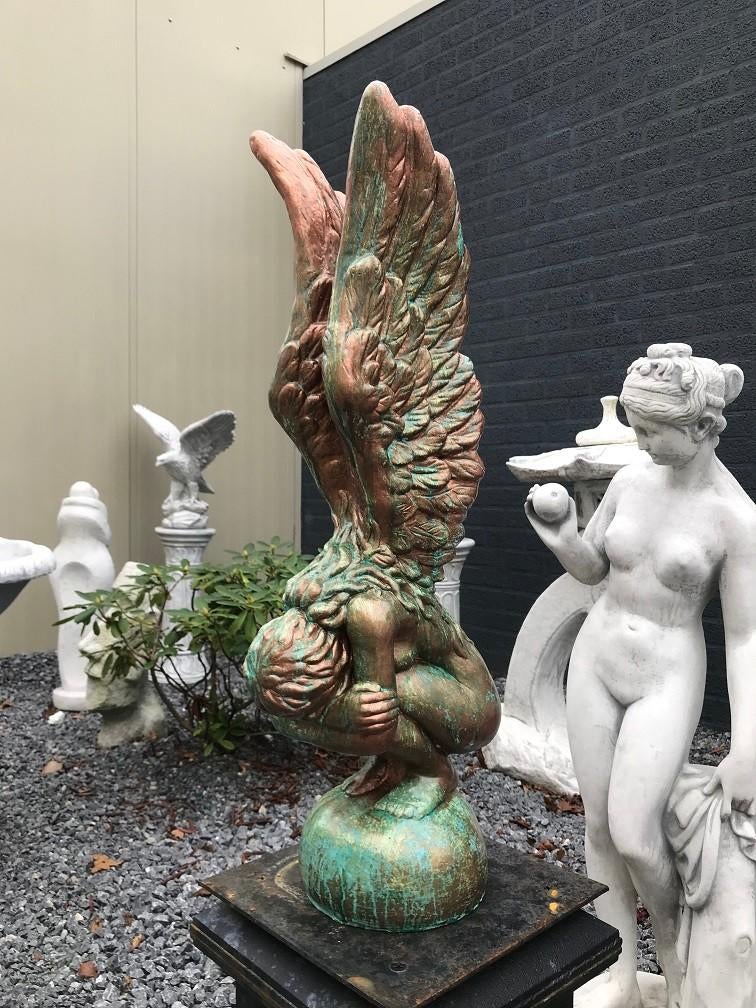 ange agenouillé dans un magnifique aspect cuivré et bronze, Jardin & Terrasse, Statues de jardin, Ange, Pierre, Enlèvement ou Envoi