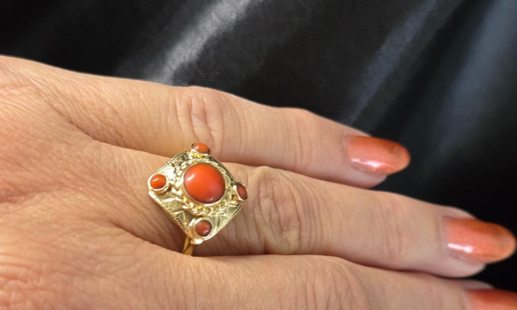 Bague ancienne en or avec corail rouge. 2025/645., Bijoux, Sacs & Beauté, Bagues, Rouge, 18 à 19, Comme neuf, Or