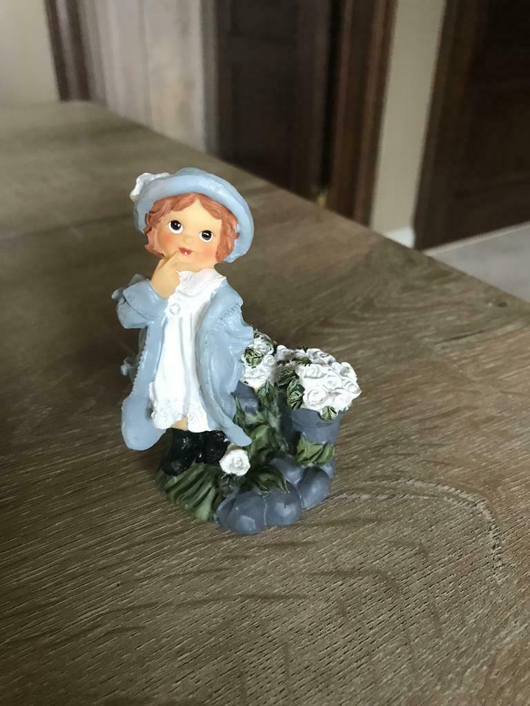 Figurine fille aux fleurs, Enlèvement ou Envoi, Comme neuf