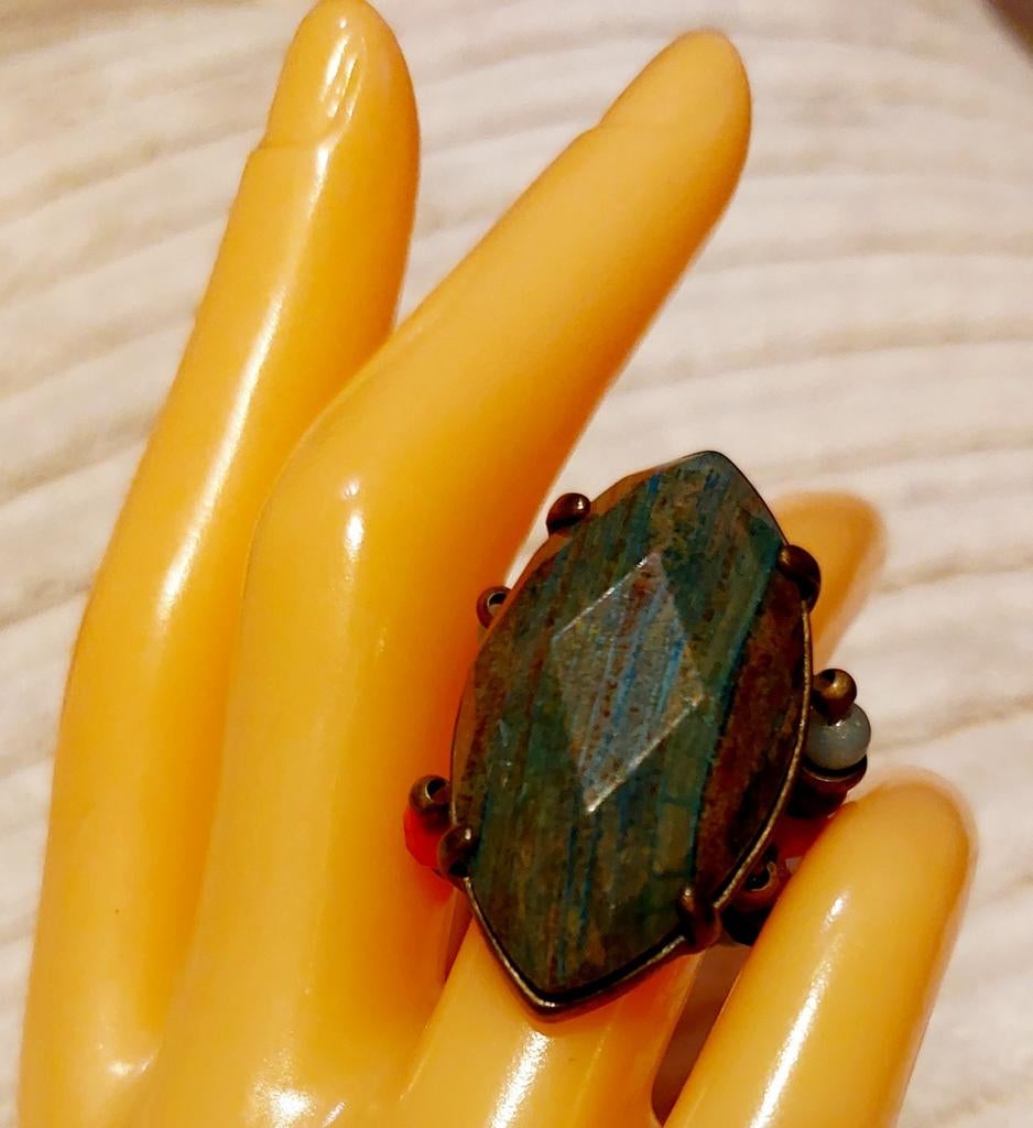 Prachtige grote nieuwe ring met mooie steen, Handtassen en Accessoires, Ringen, Overige materialen, Overige kleuren, Nieuw, Ophalen of Verzenden
