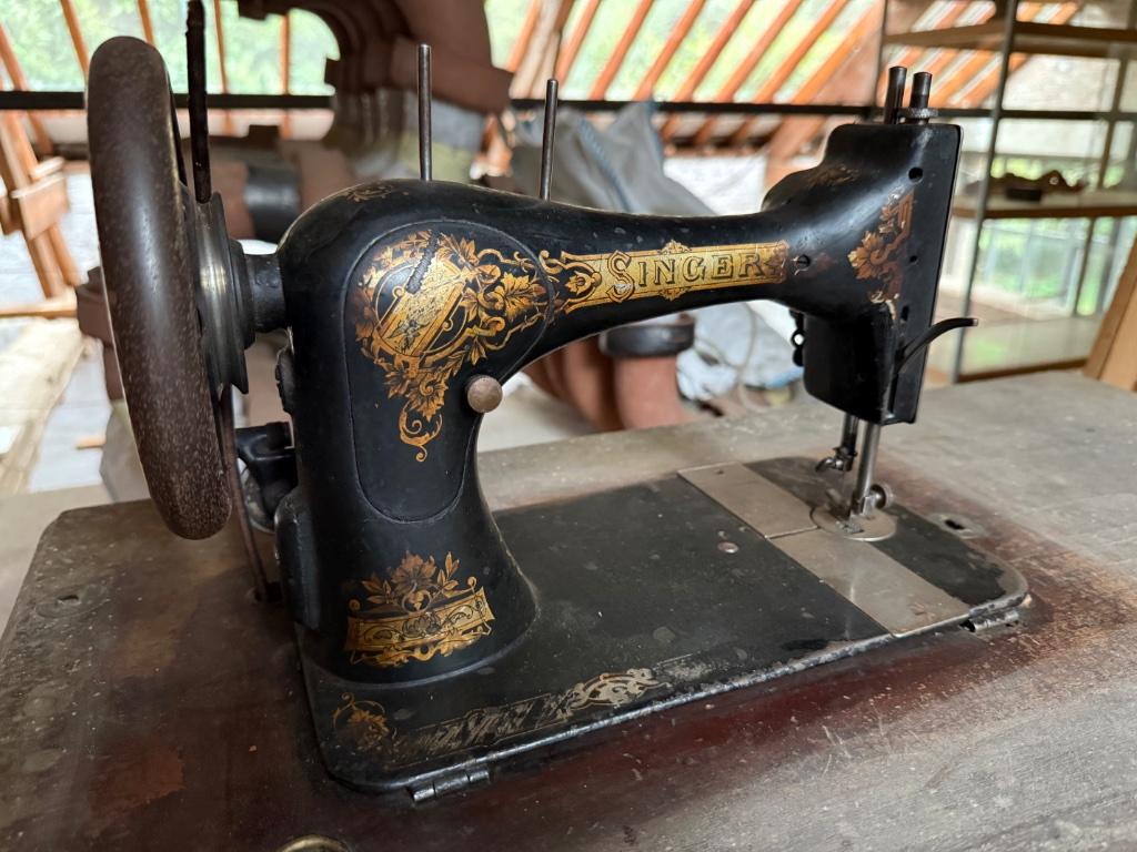 Singer naaimachine op tafeltje, Ophalen