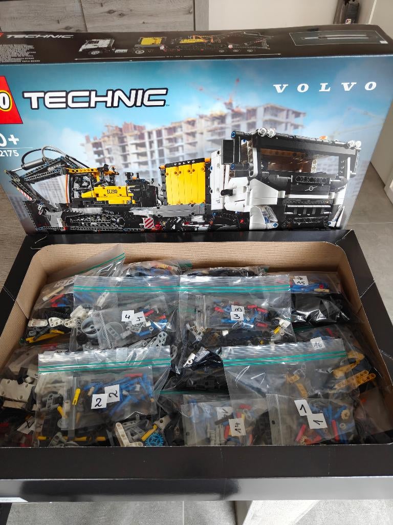 Lego Volvo FMX Truck & EC230 Electric Excavator, Ophalen, Zo goed als nieuw, Complete set, Lego
