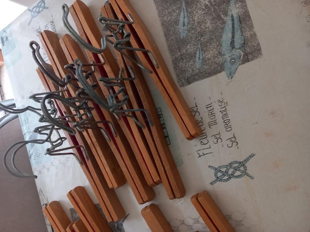 13. Cintres  bois, 27 cm.  Bon état, Enlèvement, Comme neuf, Bois