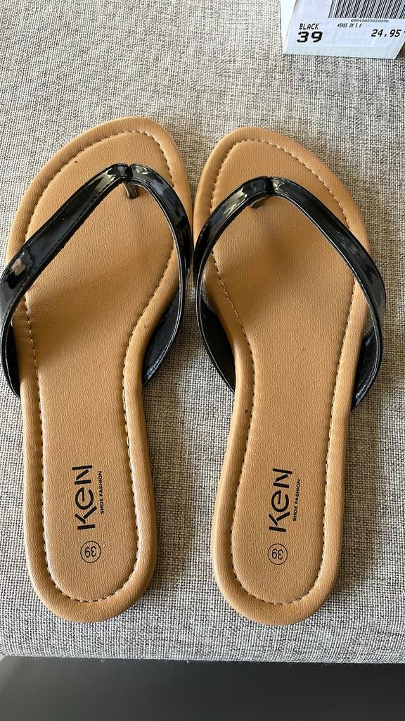 Slippers maat 39 KEN Nieuw!, Ophalen, Nieuw, Slippers