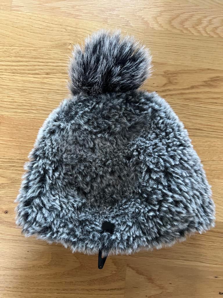 Bonnet fausse fourrure avec pince, Porté, Chapeau