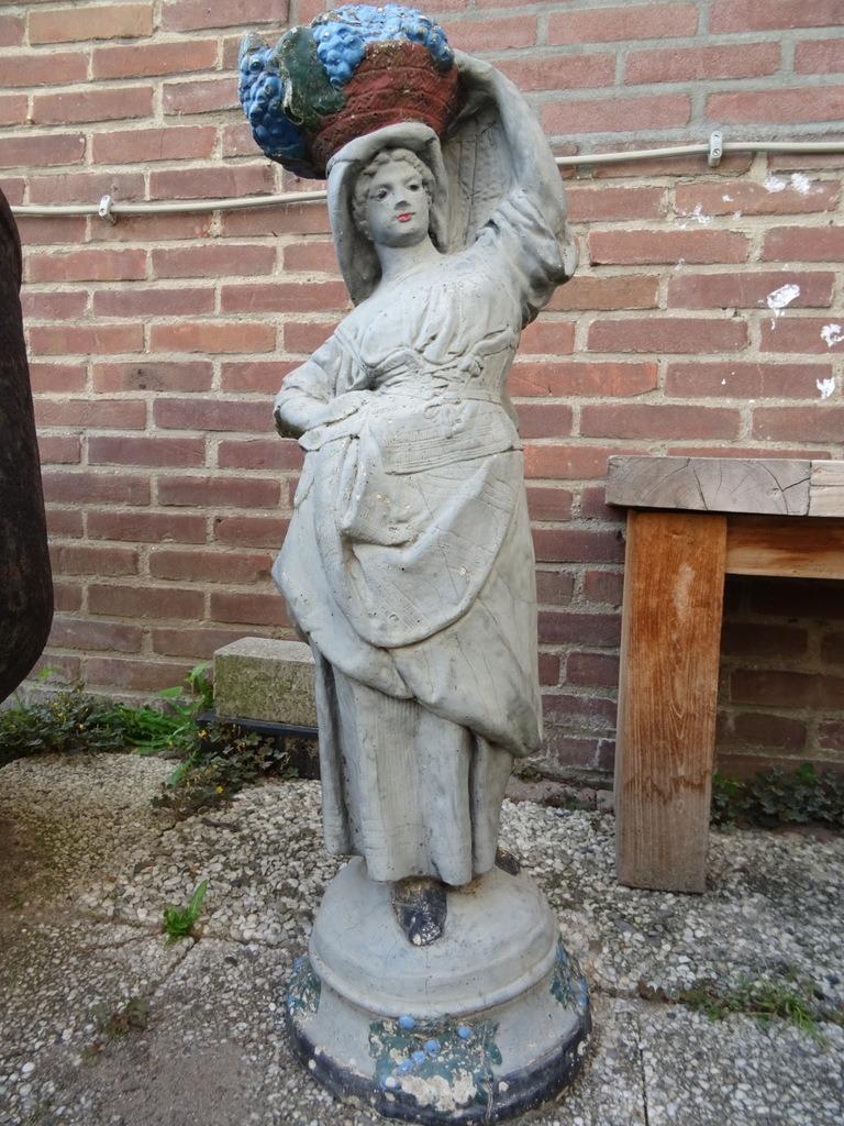 Groot beeld vrouw dame druivenmand 77cm Bezorging mogelijk!, Tuin en Terras, Ophalen, Gebruikt, Beton, Mensenbeeld