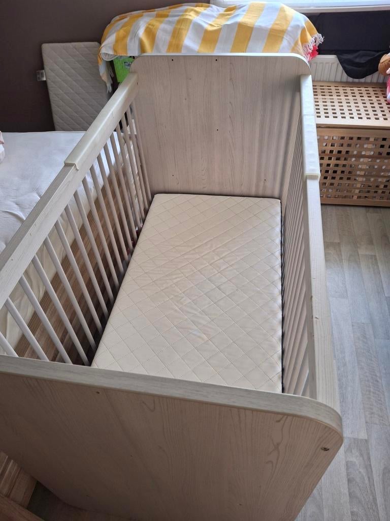 Babybed + Multicare matras + 6 hoeslakens erbij!, Enfants & Bébés, Sommier à lattes, Moins de 70 cm, Enlèvement, Utilisé