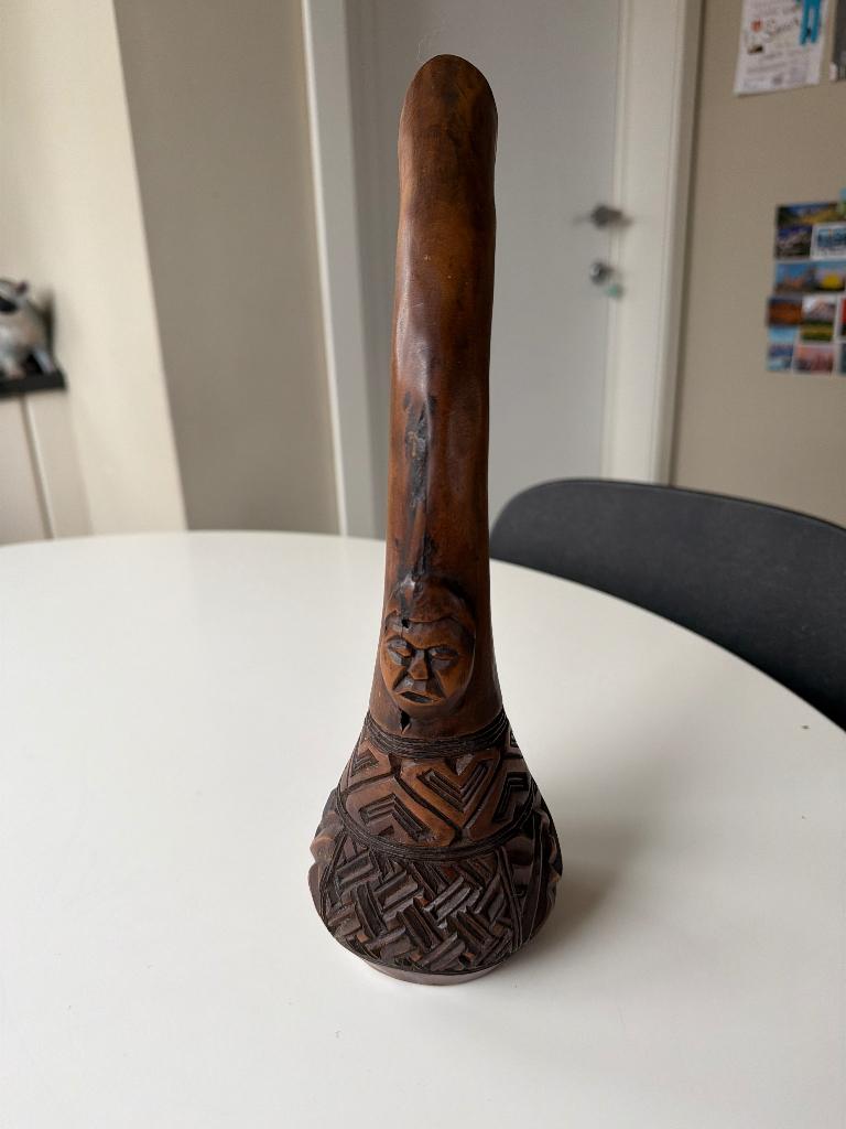 Pilon décoré avec masques, Enlèvement