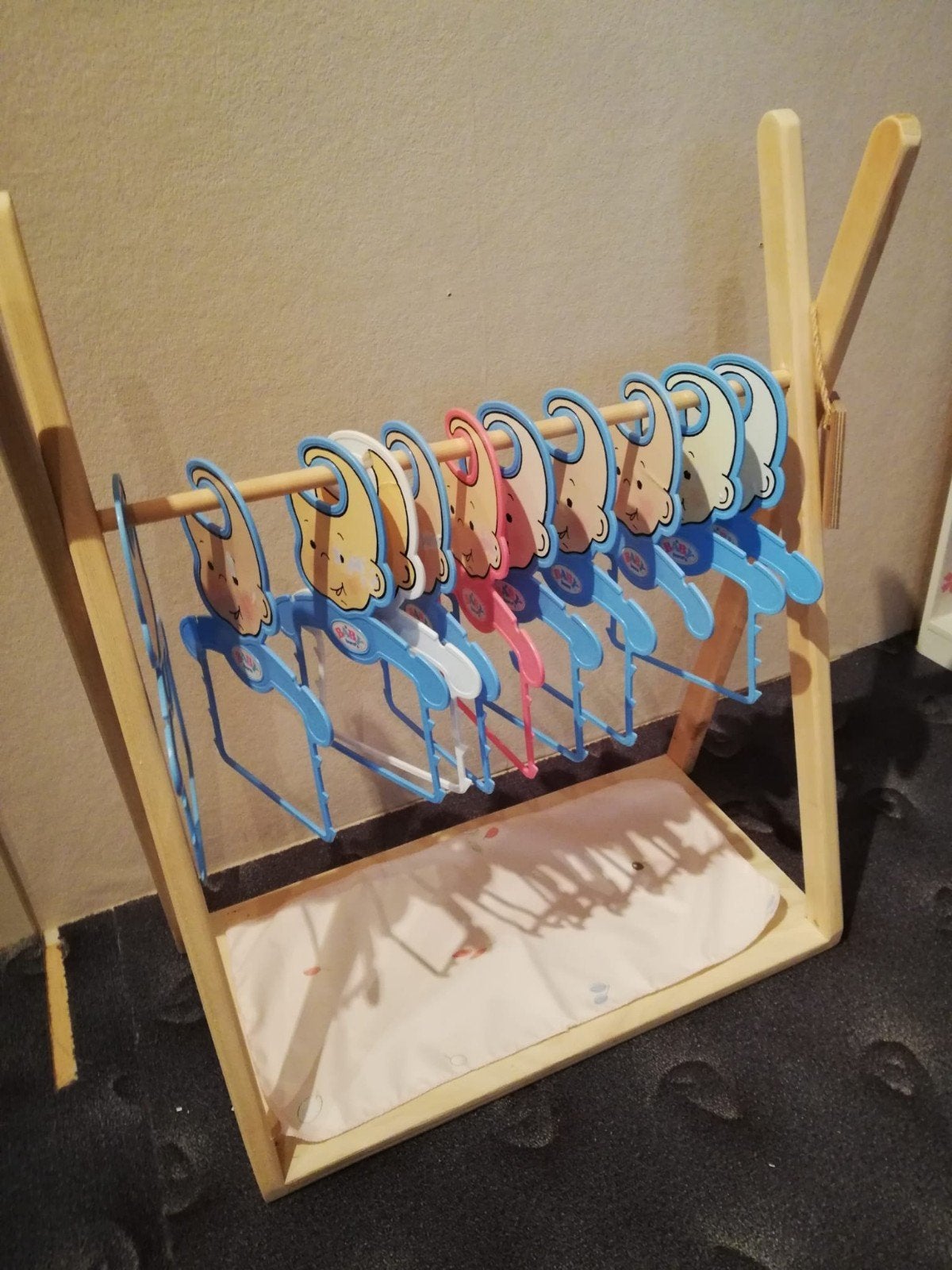 Nieuw sterk houten kledingrekje voor baby born kleding
Kan j, Enlèvement