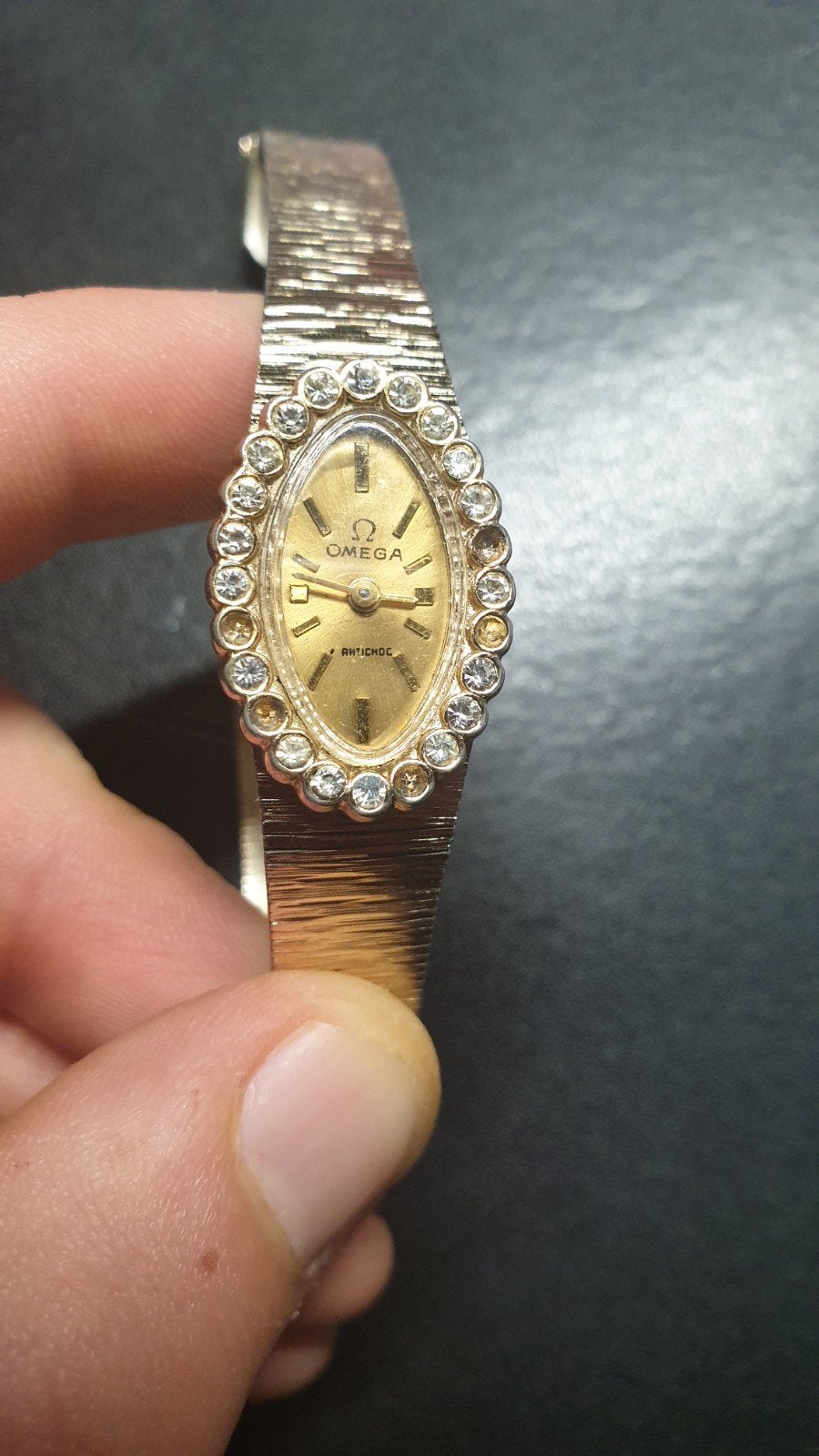 Omega, Goud