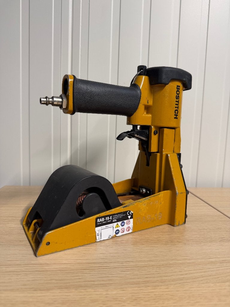 Bostitch RAB-19-E dozensluiter / kartonnietmachine, Ophalen, Zo goed als nieuw, Tacker/nietmachine, Stanley