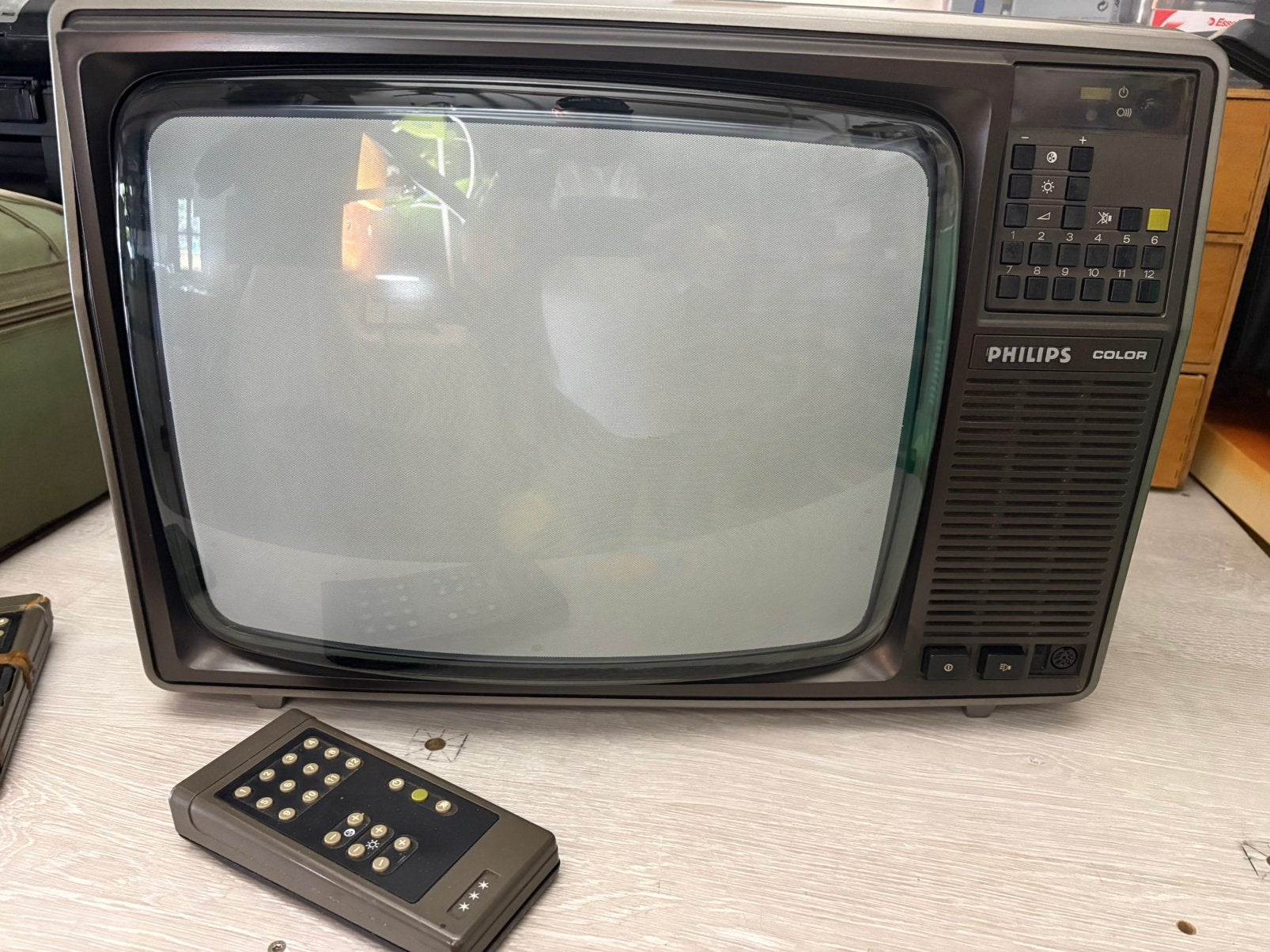 PHILIPS TELEVISEUR TV COULEUR VINTAGE AVEC SA TÉLÉCOMMANDE, Antiquités & Art, Antiquités | TV & Hi-Fi, Enlèvement