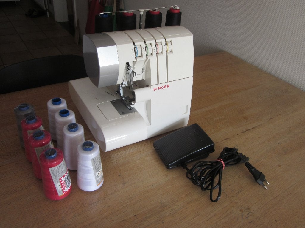 Overlock SINGER avec de nombreux accessoires, Enlèvement, Utilisé, Surjeteuse, Singer
