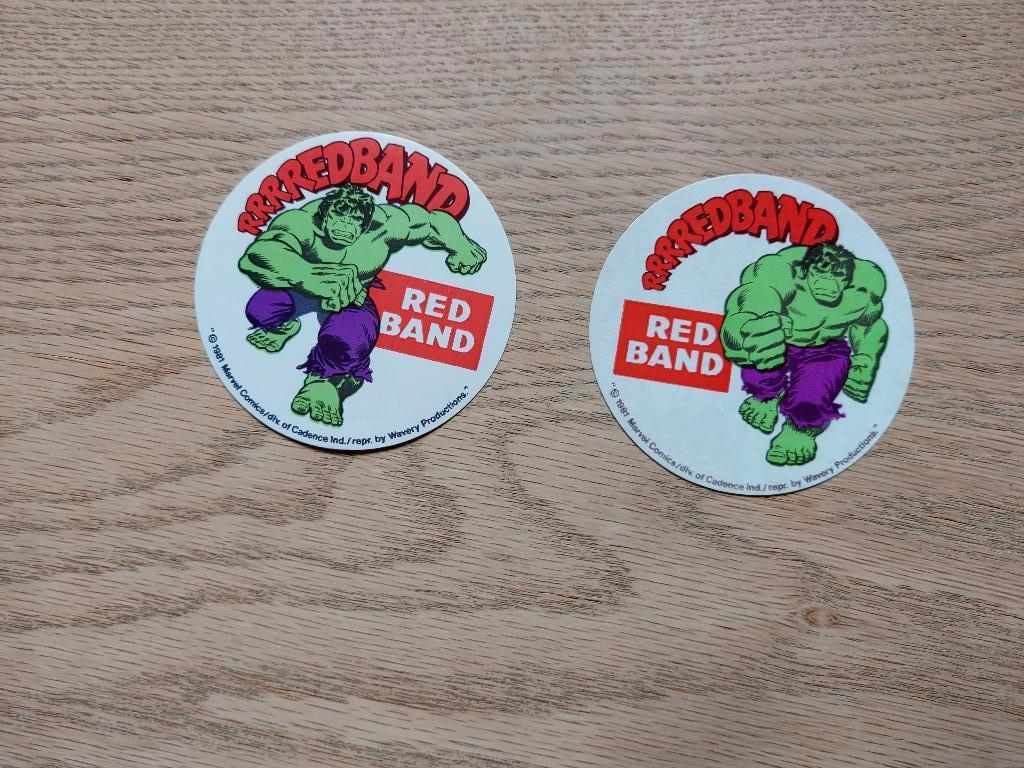 Marvel Hulk - 2 stickers Redband (1981), Collections, Personnages de BD, Enlèvement ou Envoi, Super héros, Utilisé, Image, Affiche ou Autocollant