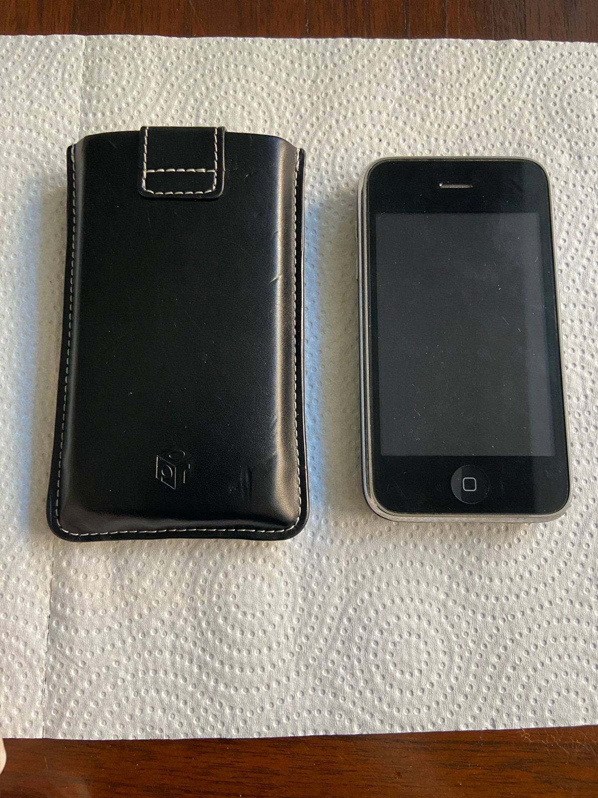 Dit is een zwarte Apple iPhone 3G of 3GS. •, Ophalen, Zo goed als nieuw