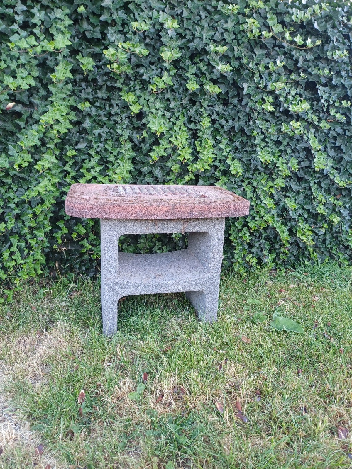 Tuinbarbecue steen rood-grijs MOET WEG, Ophalen, Gebruikt