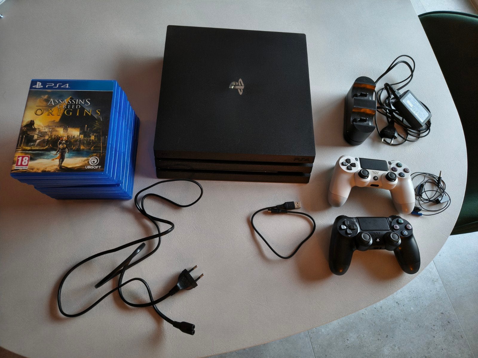 Ps4 pro 1Tb + 2 controllers + games, Games en Spelcomputers, Spelcomputers | Sony PlayStation 4, Ophalen, Met games, Met 2 controllers