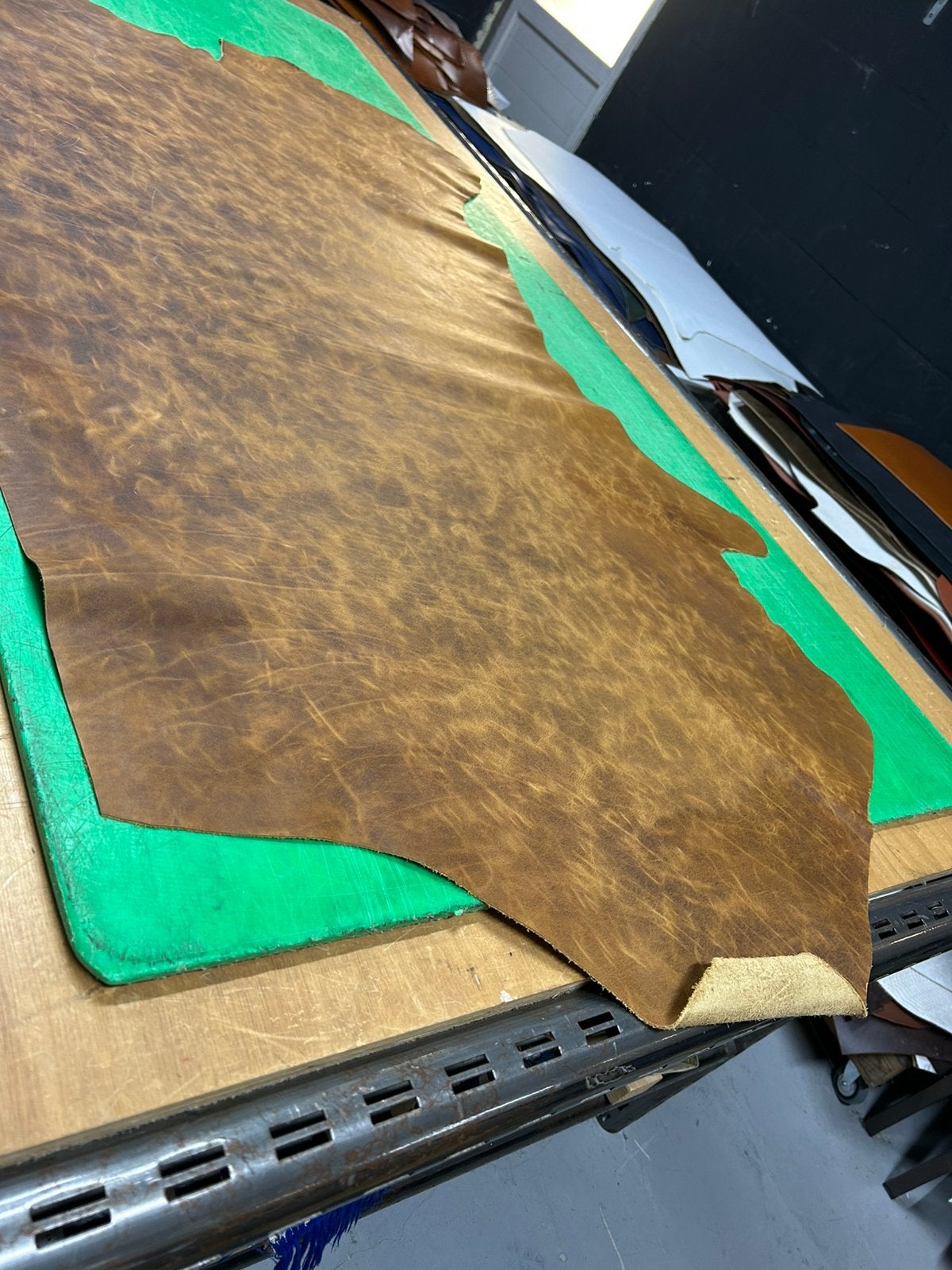 Cognac patina-vintage halve huid 1.3 mm dikte iets stug A-95, Hobby en Vrije tijd, Ophalen of Verzenden
