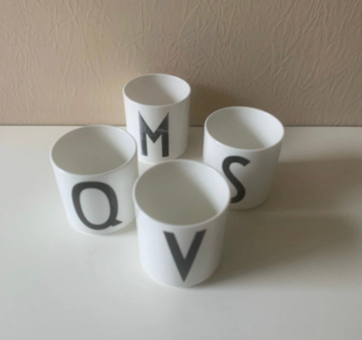 4 Prachtige mokken Arne Jacobsen : Design Letters, Ophalen of Verzenden, Zo goed als nieuw, Porselein