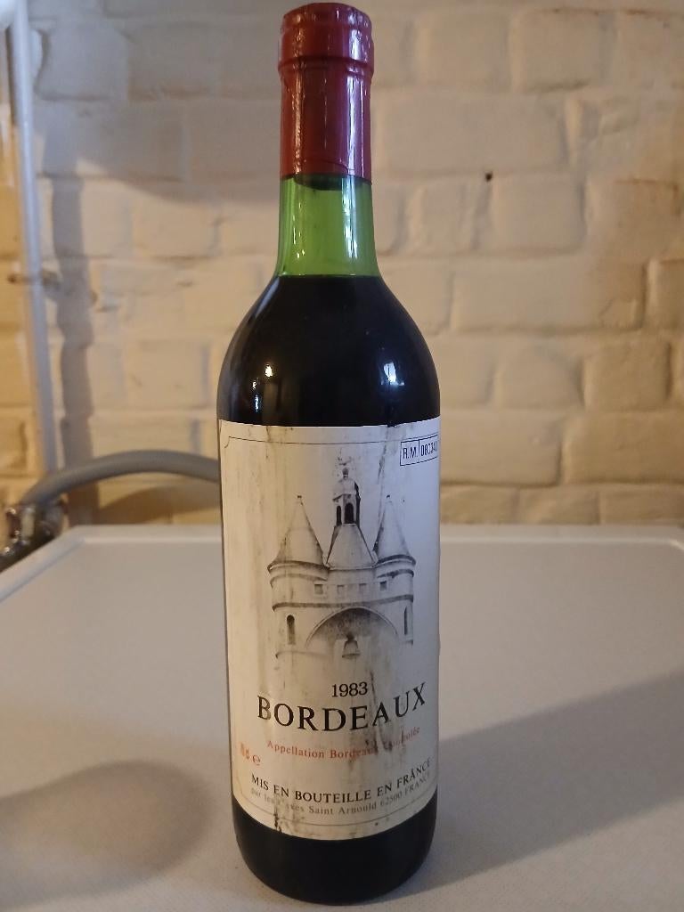 Vends Bouteille de vin Bordeaux 1983 Saint Arnould, Collections, Pleine, Comme neuf, Enlèvement, Vin rouge
