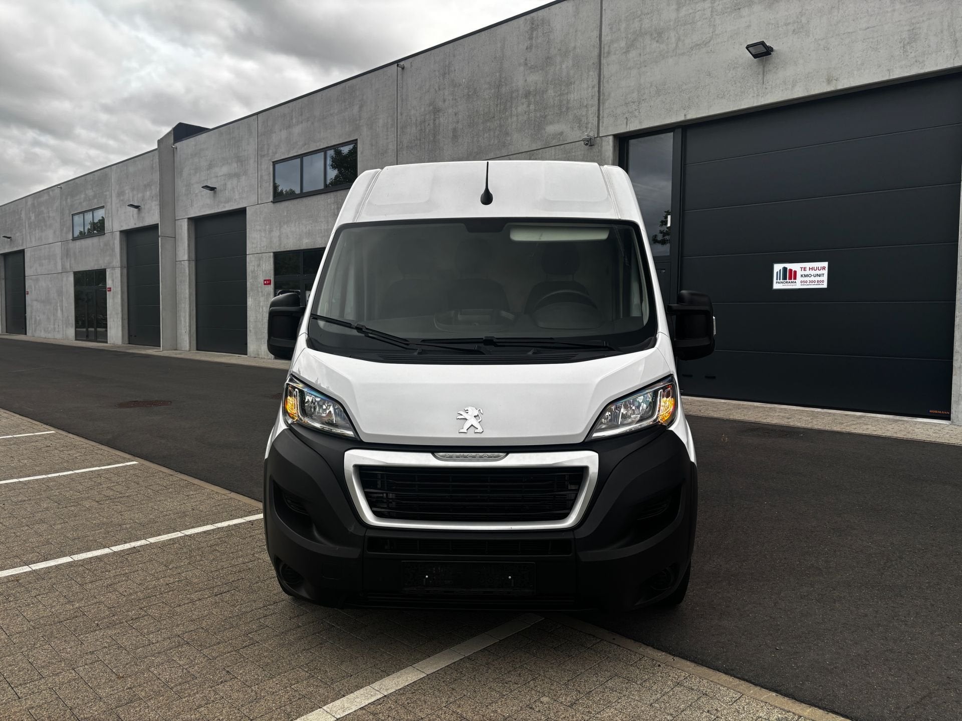 Peugeot Boxer 333 2.2 BlueHDi L2H2 3,3t S&S (EU6d), Voorwielaandrijving, 4 deurs, Stof, Gebruikt