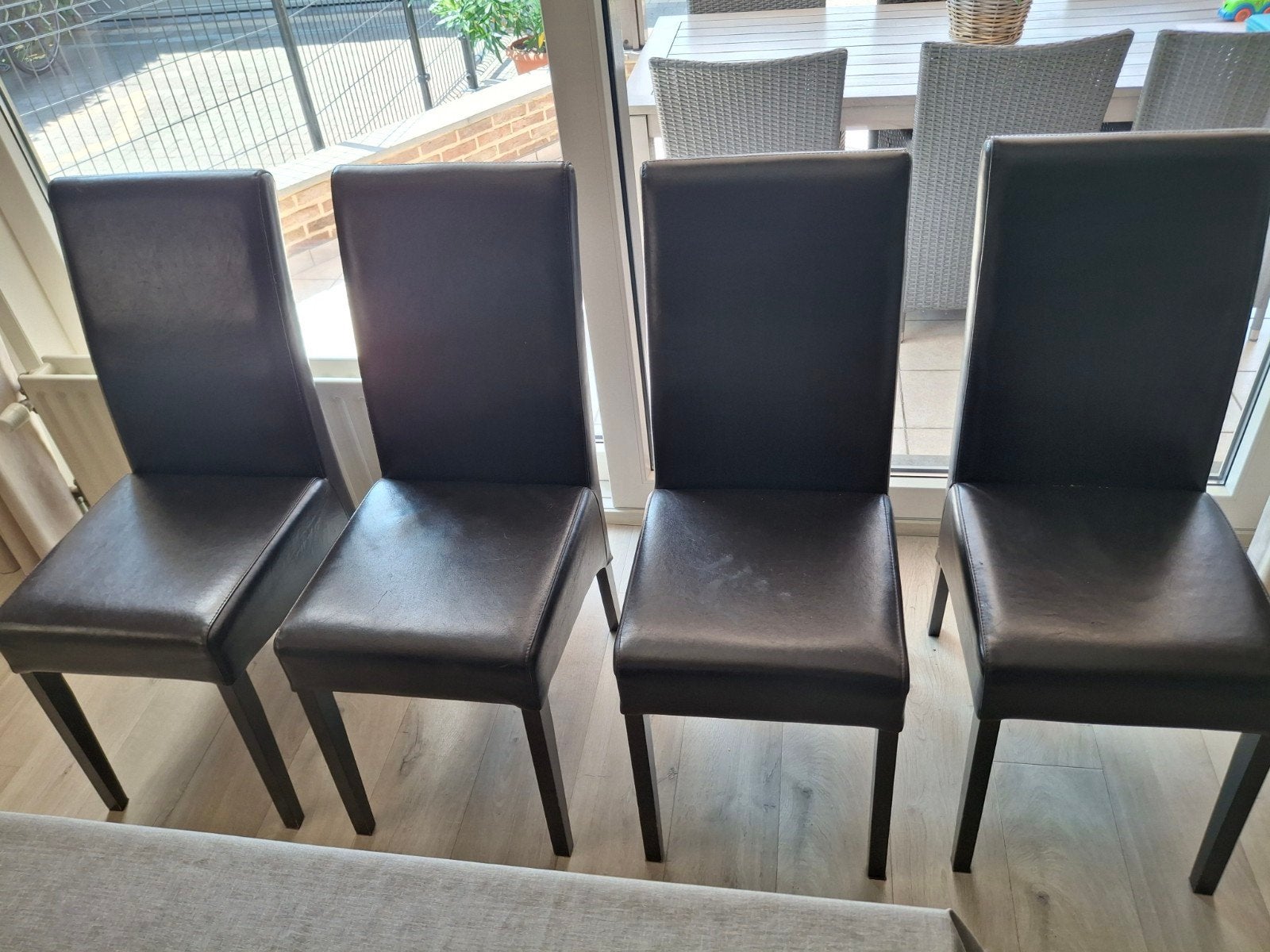 4 chaises brune en cuir, Enlèvement
