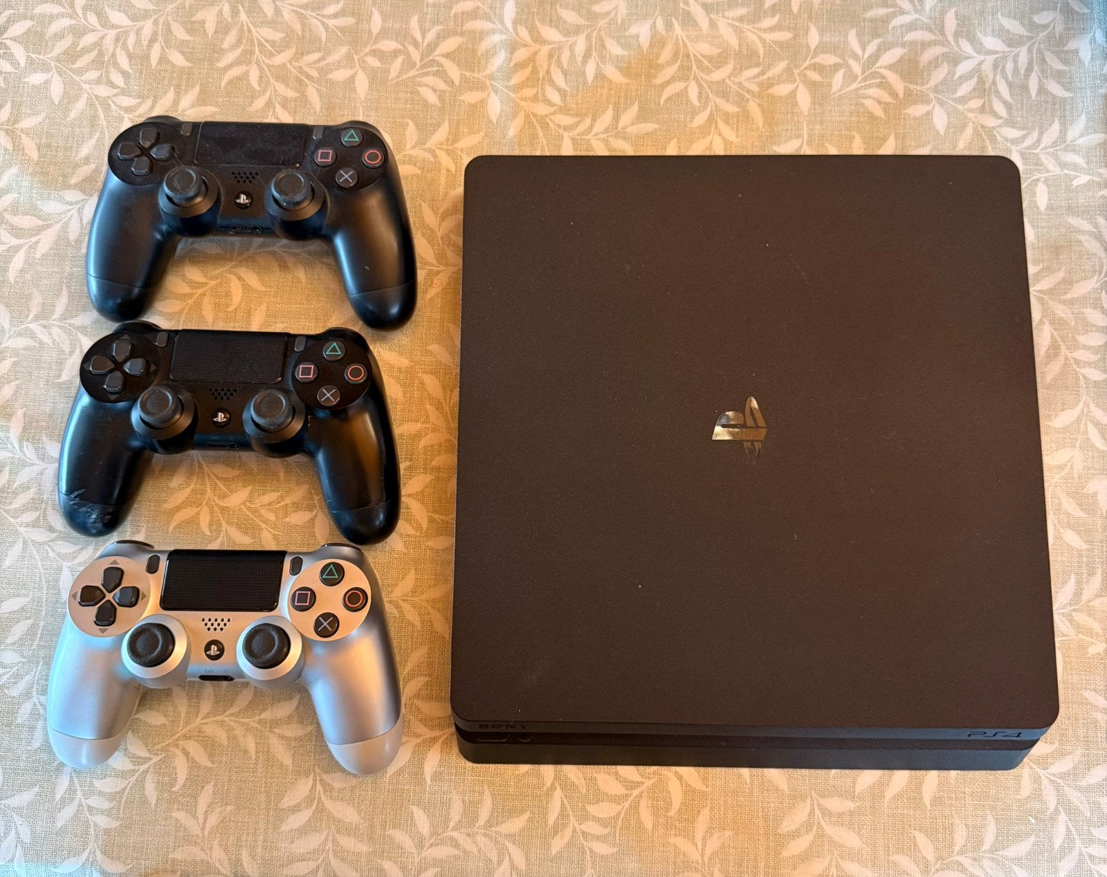 PS4 slim 1tb, Games en Spelcomputers, Spelcomputers | Sony PlayStation 4, Zo goed als nieuw, Slim, 1 TB, Met 3 controllers of meer
