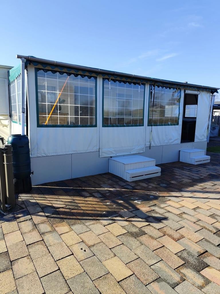 Mobil-home avec un grand auvent à vendre.