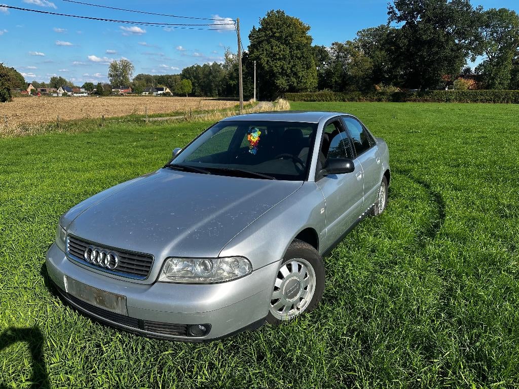 Audi A4 bj2000 261.000km, Auto's, 4 cilinders, A4, Particulier, Te koop