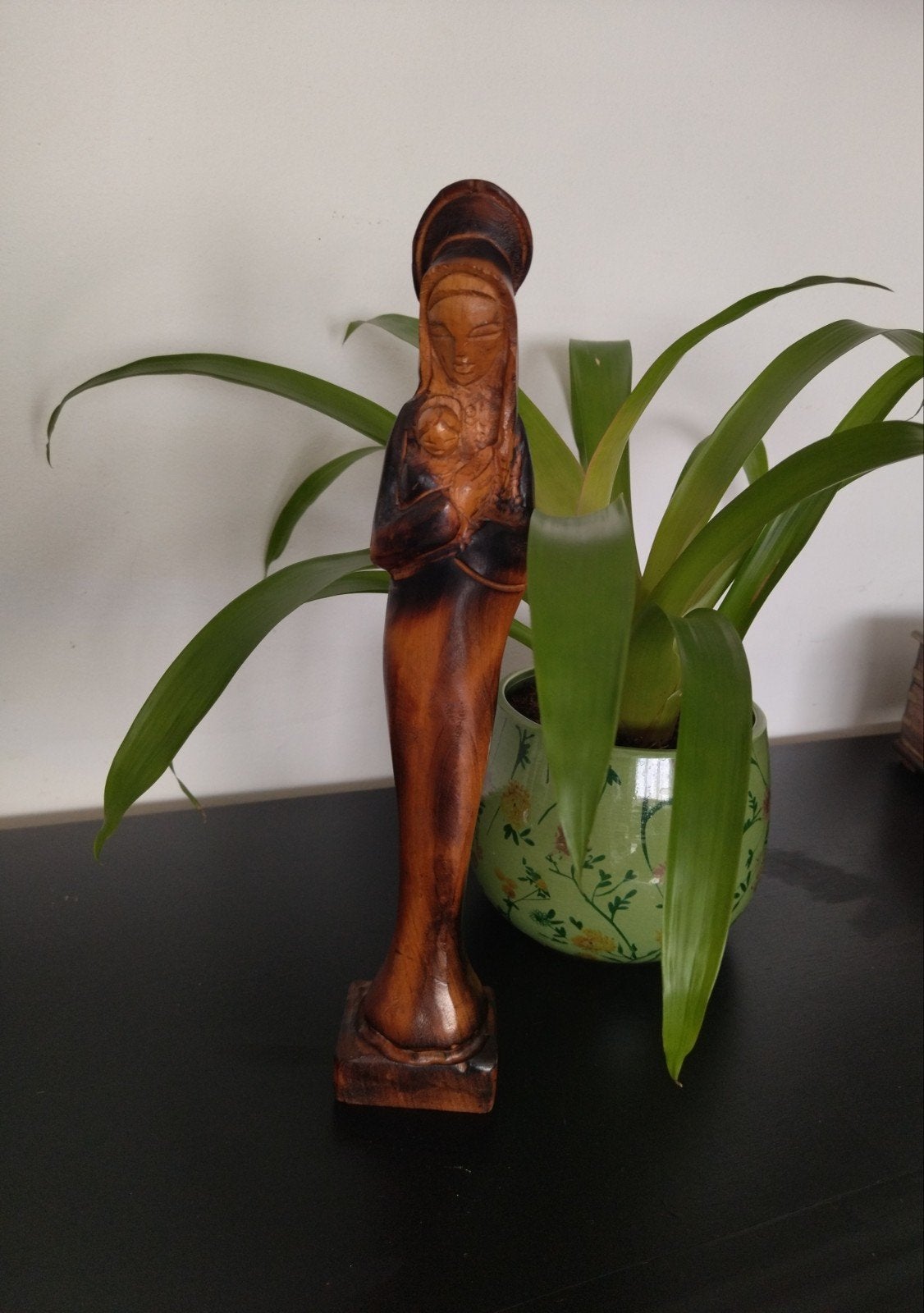 Vintage houten beeld van Madonna met kind, Hout, Ophalen of Verzenden, 32 cm, Bruin