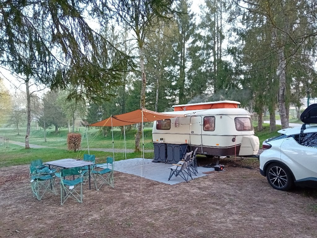 Eriba Troll O 1985 met schade, Standaardzit, Koelkast, Particulier, 4 tot 5 meter
