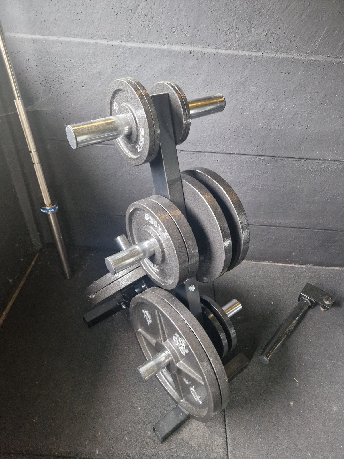 Strength Shop Riot Cast Iron Plates met Plate Tree, Ophalen, Zo goed als nieuw, Benen, Halterschijven