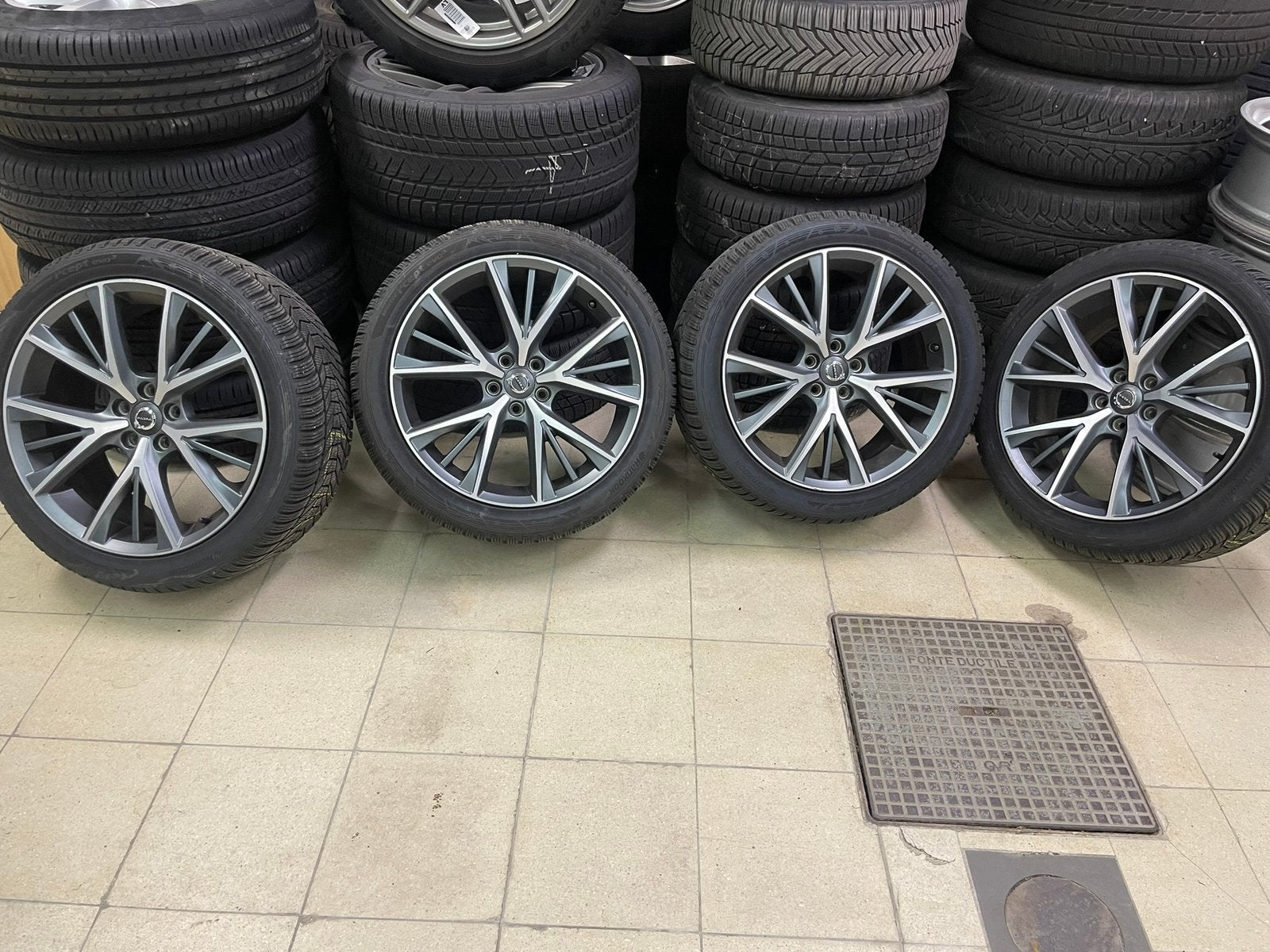 Aluminium velgen Volvo V90  Winterbanden 255 / 40 R19 100 V, Autos : Pièces & Accessoires, Enlèvement, Pneus hiver, Jante(s)