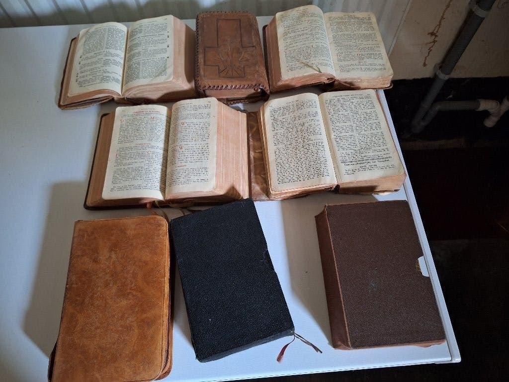 Verschillende oude kerkboeken., Ophalen