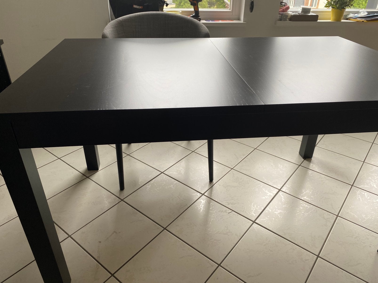 Table de salle a manger bois brun noir, Maison & Meubles, Enlèvement, Comme neuf