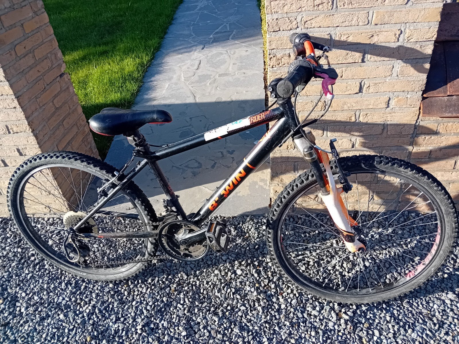 B'Twin kinder mountainbike 24 inch wielen, Fietsen en Brommers, Ophalen, Vering