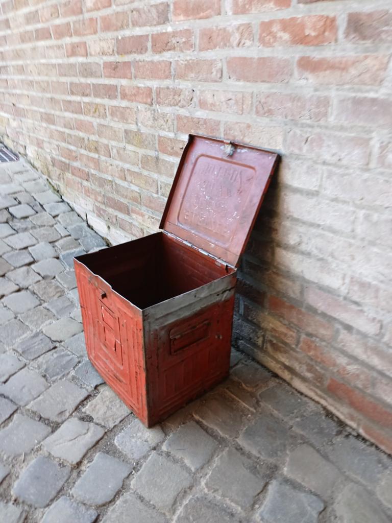Ancienne boîte en fer., Enlèvement