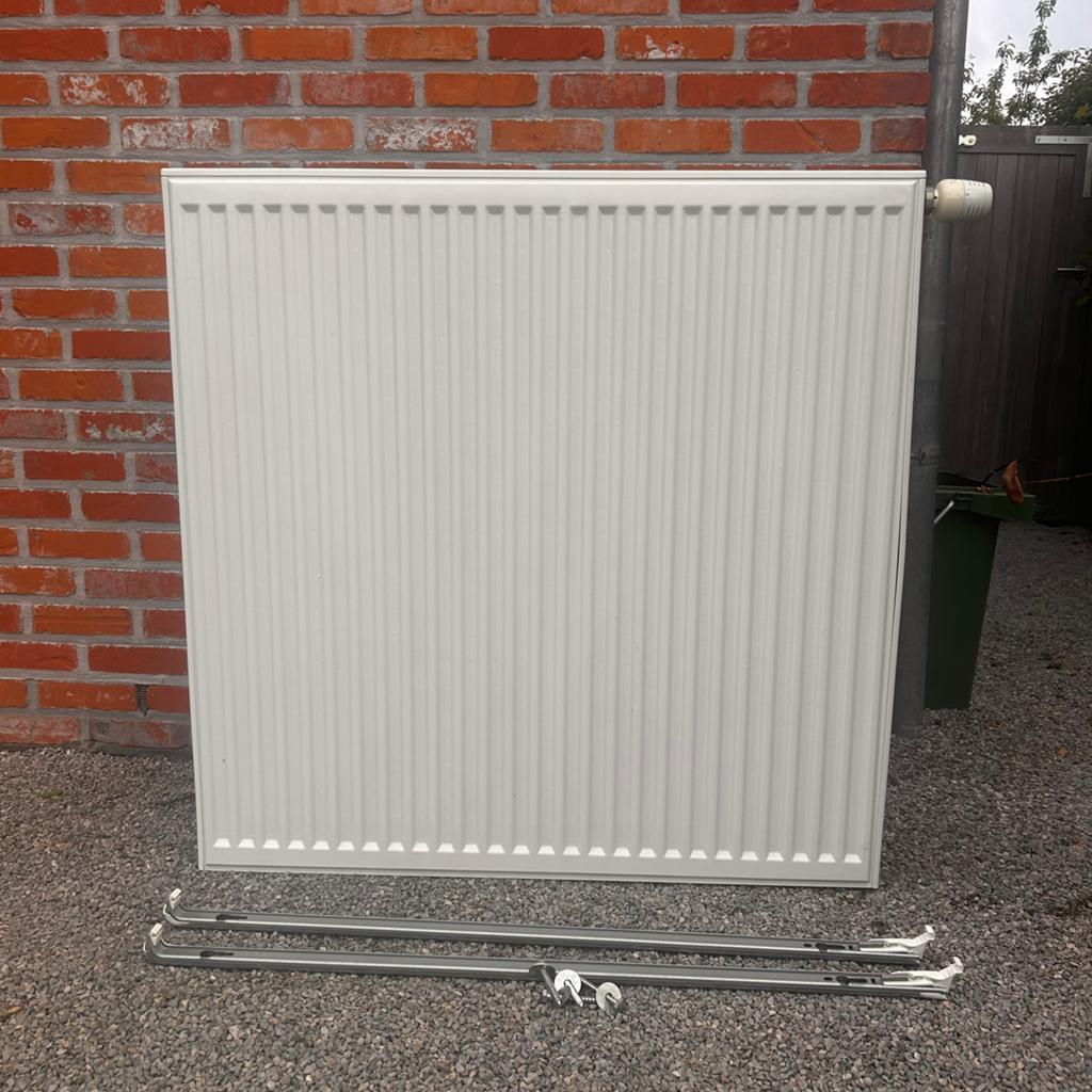 Radiator 90 x 90 x 9 cm incl. Thermostaatkraan, Doe-het-zelf en Bouw, Ophalen, Zo goed als nieuw, Radiator