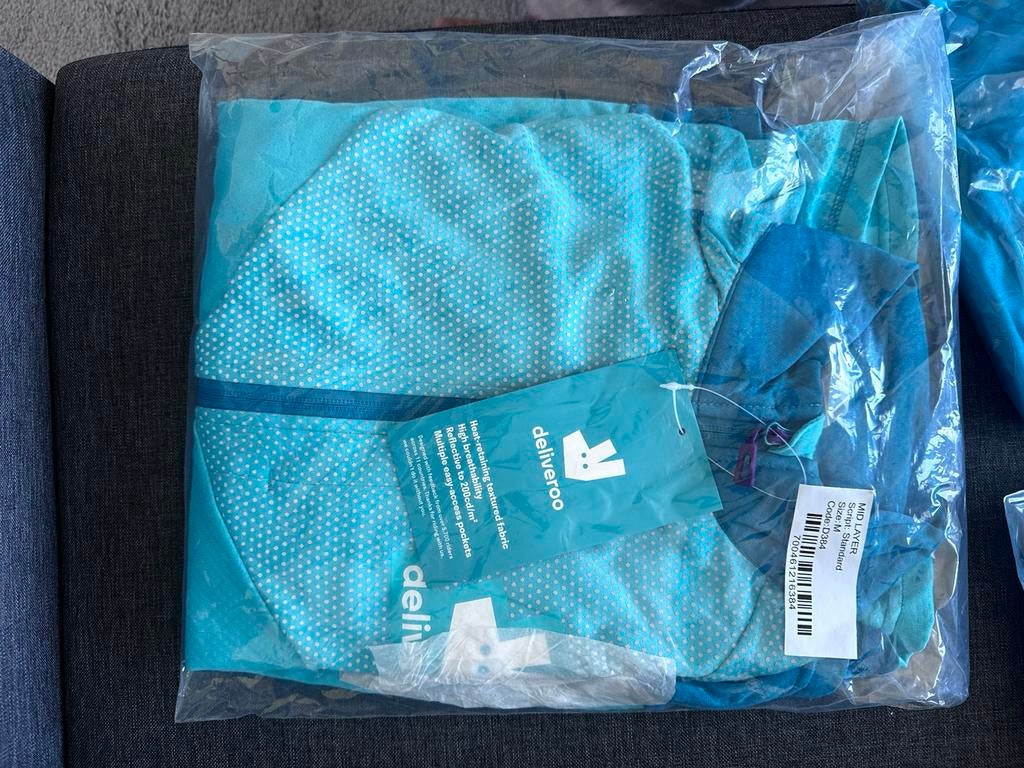 2 Deliveroo-tassen met 3 t-shirts en 1 vest, Kleding | Heren, Ophalen, Zo goed als nieuw