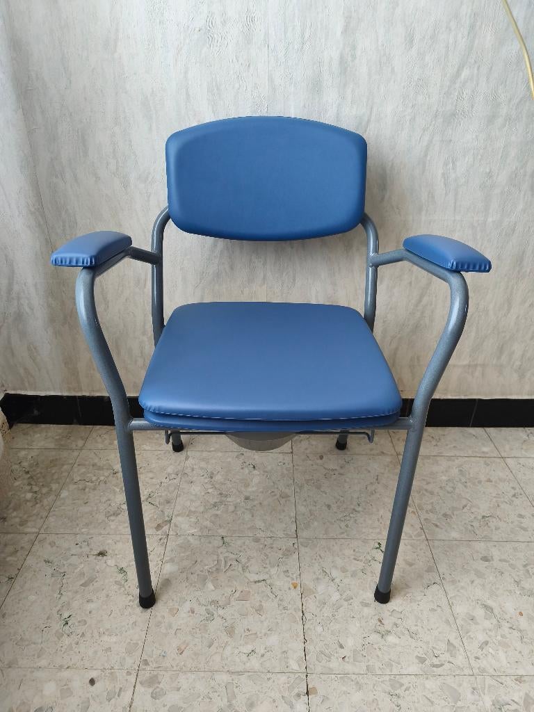Chaise piercée neuve, Divers, Enlèvement, Neuf, Fauteuil roulant manuel