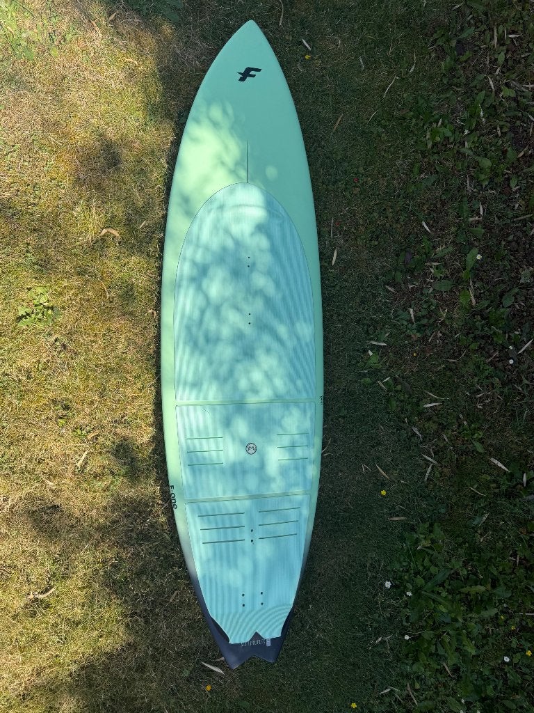 F-One directional kite board Mitu Pro Flex 5’8, Directional, Ophalen, Zo goed als nieuw, Kiteboard