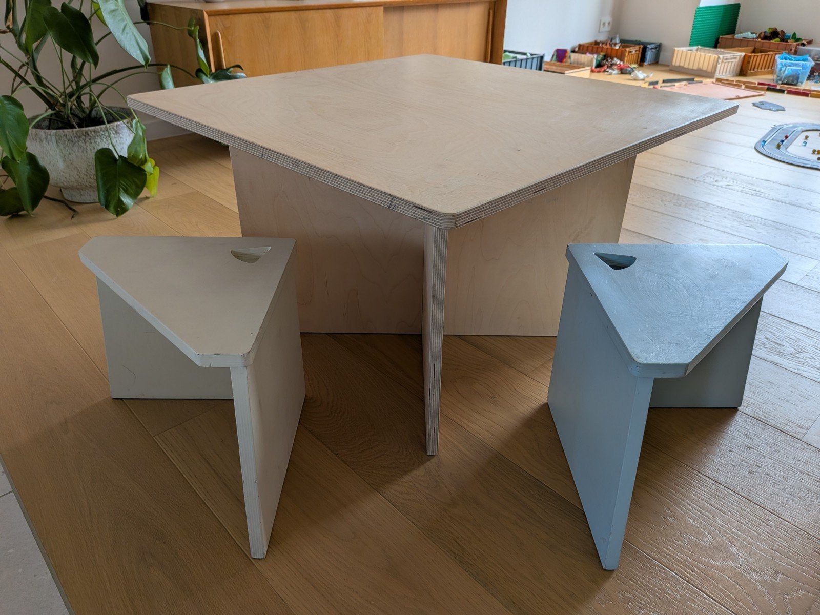 kleutertafel met stoelen, Zo goed als nieuw, Handgemaakt, Zitmeubel, Ophalen