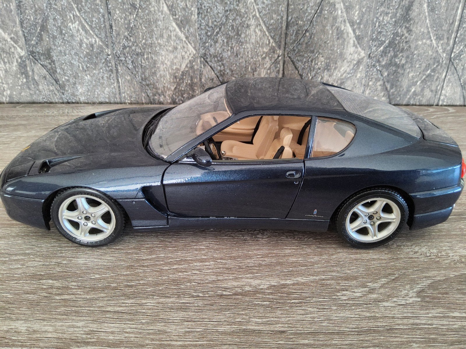 Aston Martin Vanquish., Hobby & Loisirs créatifs, Voitures miniatures | 1:18, Enlèvement ou Envoi, Burago