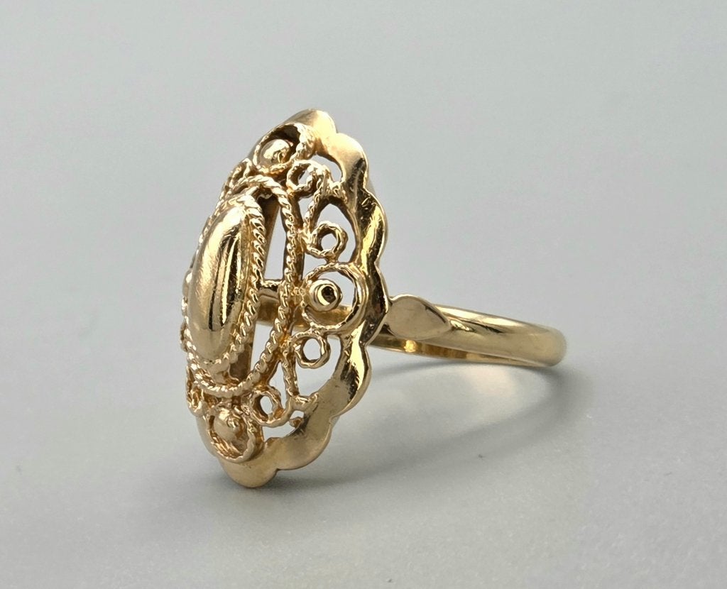 Antieke gouden bewerkte ring. 2026/541, Ophalen of Verzenden, Goud, Ring, Met edelsteen
