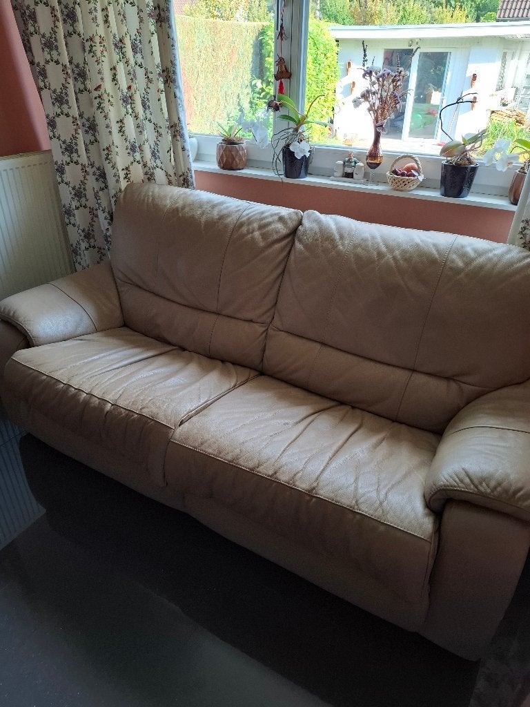 2 Ledere zetels kleur beige, Comme neuf, Enlèvement, Trois personnes, 75 à 100 cm