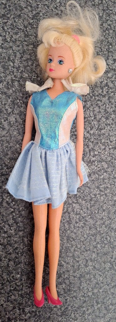 Blonde disney barbie met groen wit en blauw kleedje, Kinderen en Baby's, Ophalen of Verzenden, Zo goed als nieuw, Barbie