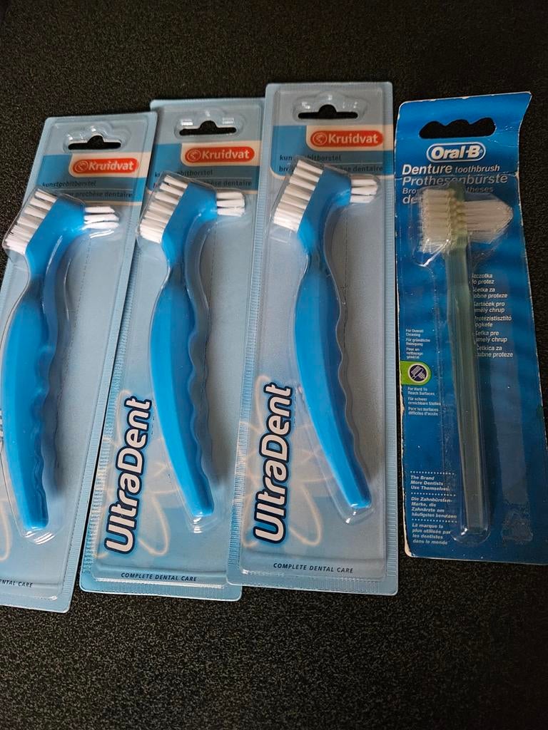 Kunstgebit tandenborstels, Oral B en kruidvat, nieuw, Ophalen of Verzenden